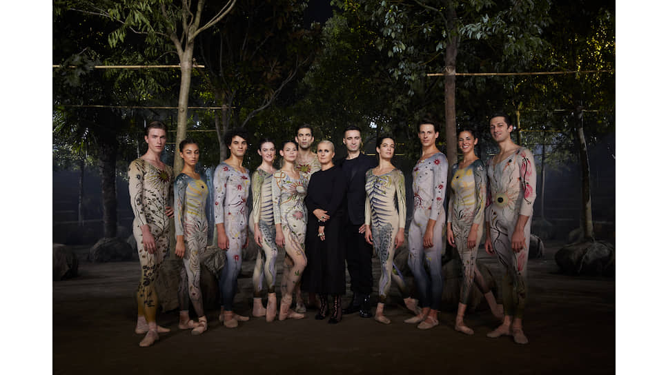 Мария Грация Кьюри с артистами балета после показа в Шанхае