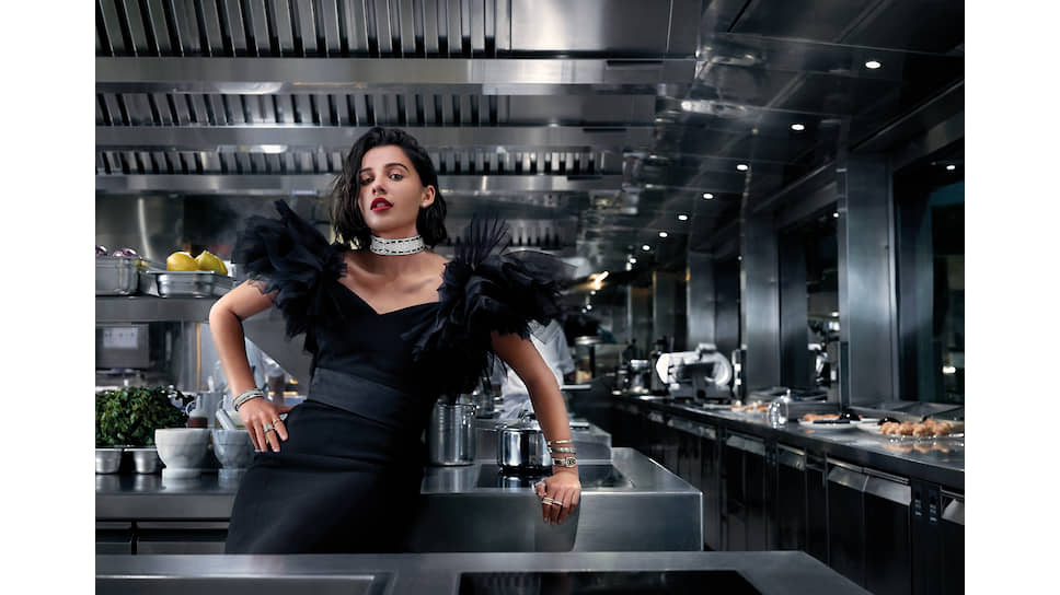 Актриса и певица Наоми Скотт в украшениях Bvlgari B.Zero 1, рекламная кампания Mai Troppo