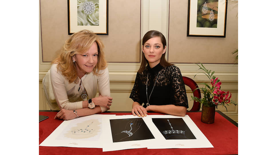 Каролина Шойфеле и Марион Котийяр во время работы над украшением для коллекции Chopard Green Carpet, 2015 год