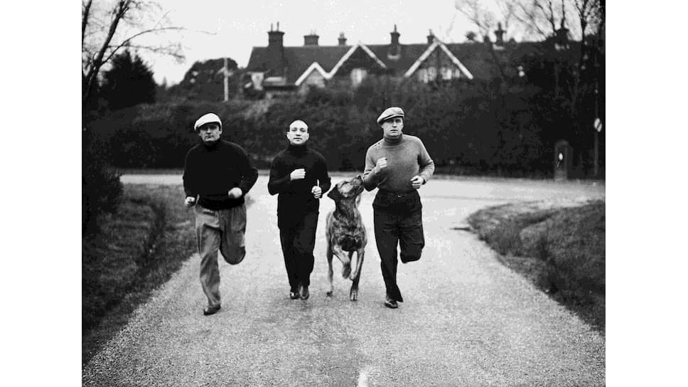 Денис (слева) и Адриан (справа) Дойли на тренировке. Братья готовились к европейским автогонкам под руководством бывшего чемпиона Европы и Британской империи по боксу в легчайшем весе Джонни Брауна. 1933 год