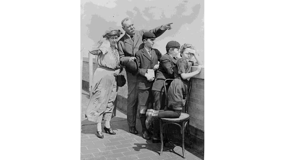 Сэр Артур Конан Дойль со второй женой леди Джин и детьми (слева направо) Денисом Перси, Адрианом Конаном и Джин Леной. 1922 год