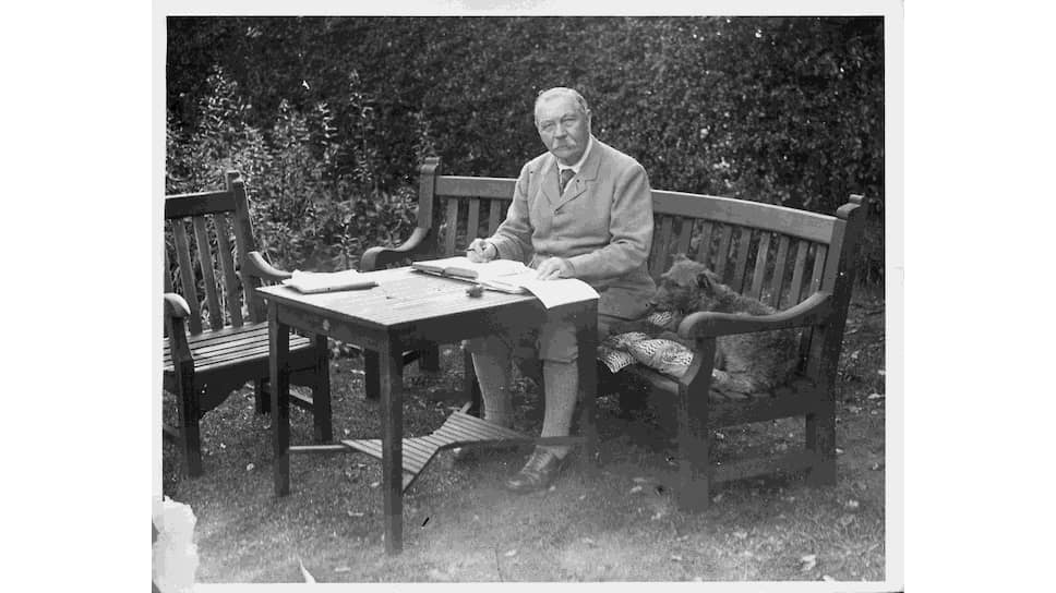 Сэр Артур Конан Дойль в своем саду. 1927 год