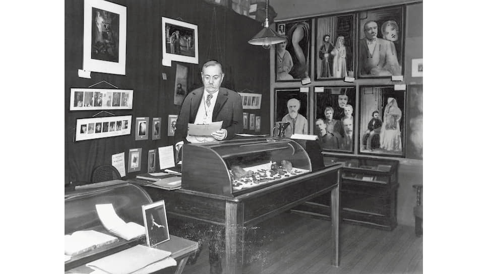 Рабочий кабинет писателя был одновременно мини-музеем, экспонаты которого должны были доказывать существование мира духов и призраков