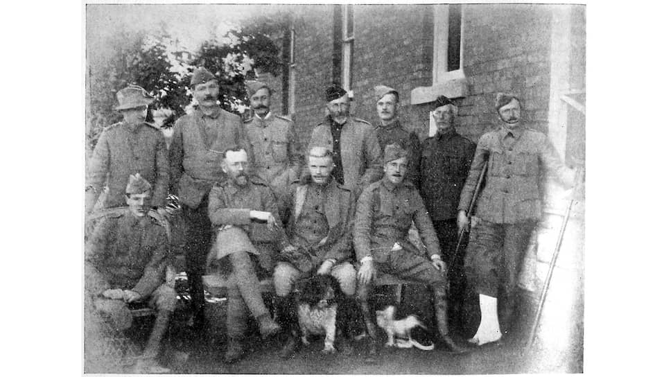 Как врач и как военный корреспондент Конан Дойль участвовал в нескольких войнах Британской империи. На фото: Конан Дойль (стоит, второй слева) вместе с коллегами по полевому госпиталю Лангмана в Блюмфонтейне (Южная Африка). 1900 год