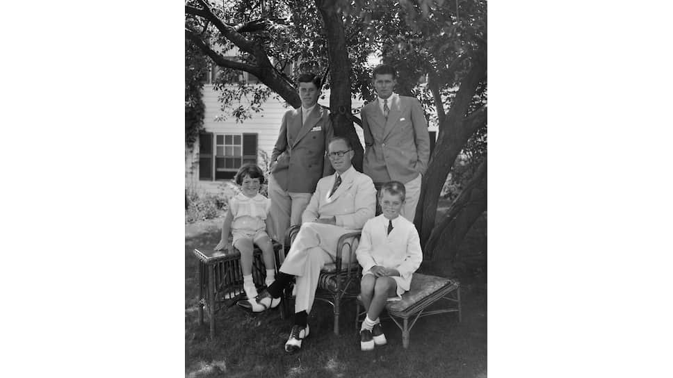 Преуспевающий бизнесмен Джозеф Кеннеди с сыновьями, которым он прочит политическую карьеру. По часовой стрелке, начиная слева: Эдвард (1932–2009), Джон (1917–1963), Джозеф-младший (1915–1944), Роберт (1925–1968)