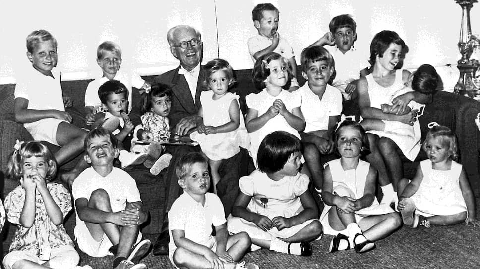 Джозеф Кеннеди в свой 73-й день рождения с 17 внуками. В переднем ряду: второй слева — Роберт Ф. Кеннеди-мл., будущий журналист, активист-антипрививочник, председатель Целевой группы по безопасности вакцин; четвертая слева — Мария Шрайвер, будущая журналистка, жена Арнольда Шварценеггера в течение 25 лет; крайняя справа — Мэри Керри Кеннеди, правозащитница, жена нынешнего губернатора Нью-Йорка Эндрю Куомо в течение 15 лет. В среднем ряду первые двое слева — Тимоти Шрайвер и Виктория Лоуфорд, будущие активисты борьбы за права инвалидов. В верхнем ряду: первый слева — Джозеф Кеннеди II, будущий конгрессмен от штата Массачусетс в 1987–1999 годах; крайний справа — Кристофер Лоуфорд, будущий писатель и киноактер, с 14 до 30 лет будет злоупотреблять наркотиками, умрет в 2018 году