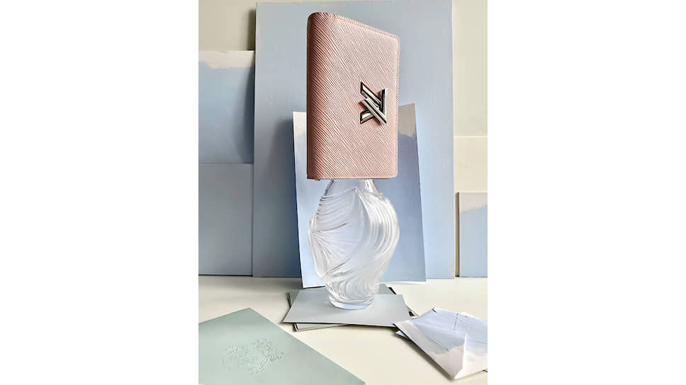 Ваза Poissons Combattants, Lalique, ТД ЦУМ; держатель для карт Twist, Louis Vuitton