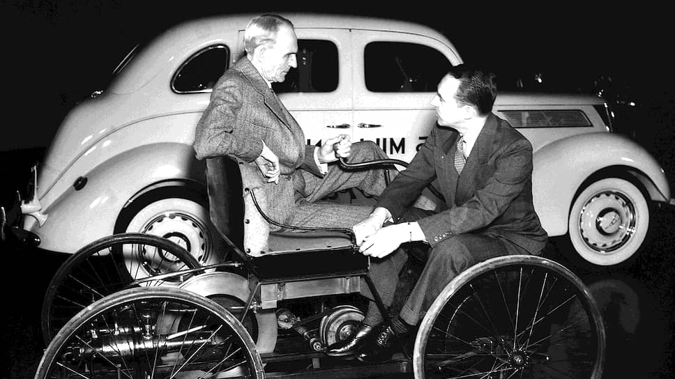 Генри Форд c президентом компании Ford Motor Эдселом Фордом. На заднем плане — 25-миллионный автомобиль, выпущенный семейной фирмой. 1939 год
