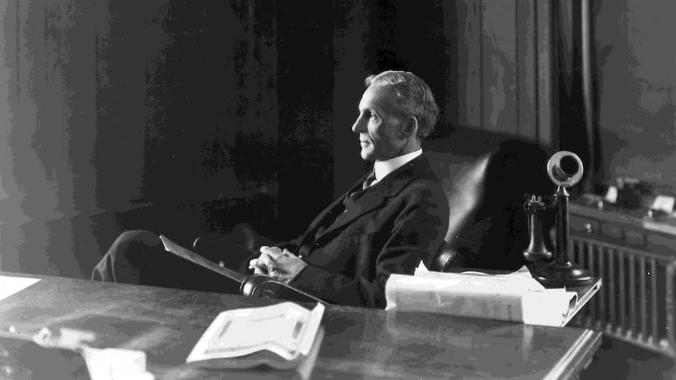 Американский изобретатель и промышленник Генри Форд в своем офисе. 1913 год
