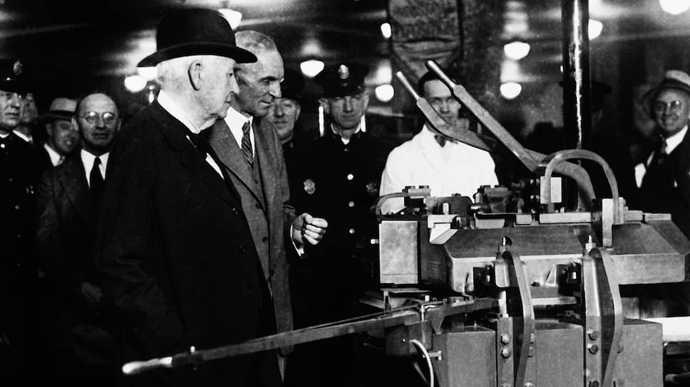 Генри Форд (на переднем плане справа) демонстрирует станок, используемый на его автомобильном заводе, своему старому знакомому Томасу Эдисону (на переднем плане слева), в компании которого он когда-то трудился рядовым, но очень перспективным инженером. 1928 год 