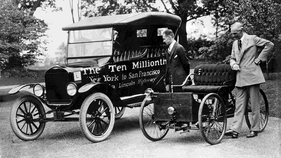 Генри и Эдсел Форды с первым квадрициклом и 10-миллионным автомобилем легендарной модели T. 1924 год