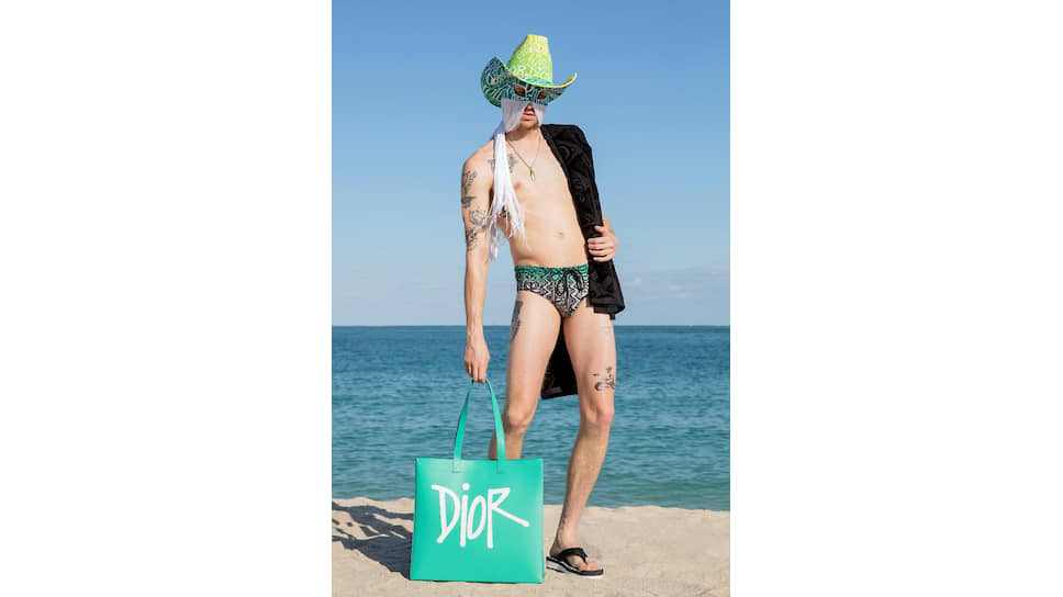 Пляжную коллекцию Dior с рисунками Шона Стусси демонстрирует кантри-певец Орвилл Пек
