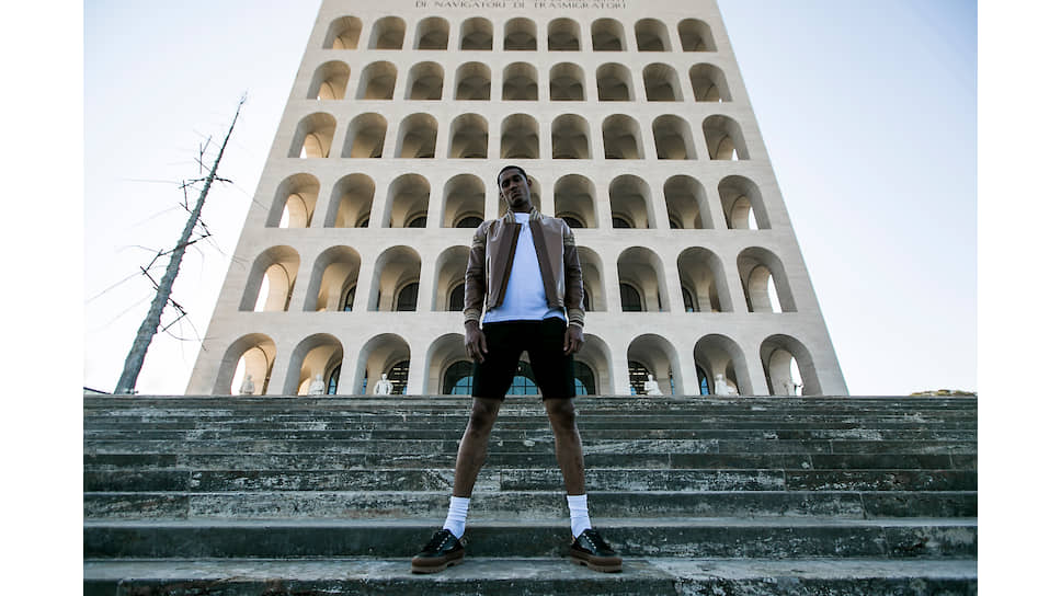 Баскетболист Джордан Кларксон перед штаб-квартирой Fendi в Риме, 2017 год
