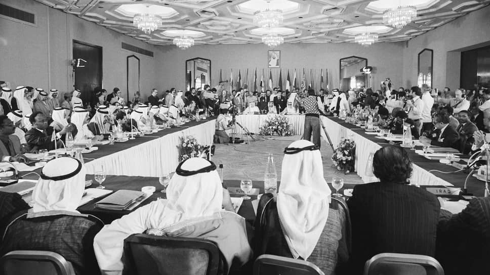 Встреча министров стран ОПЕК в 1978 году в Абу-Даби. Еще до встречи, проходившей на фоне исламской революции в Иране, было ясно, что ОПЕК объявит о росте цен. Вопрос был лишь в том, каким будет этот рост