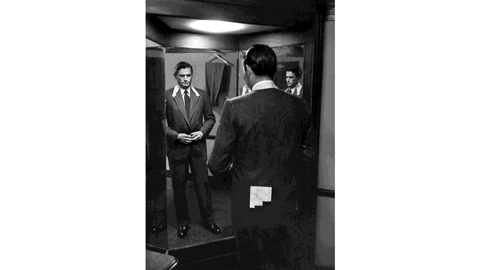 Грегори Пек на примерке костюма для съемок в фильме «Человек в сером фланелевом костюме», 1955 год