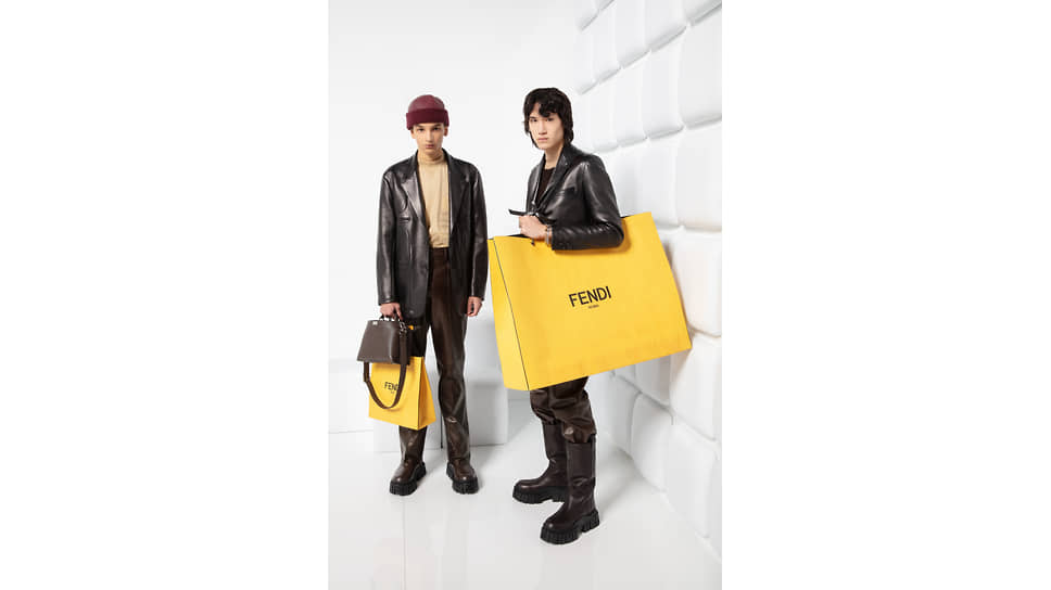 Модели за кулисами показа Fendi в ноу-хау бренда — пиджаках-кошельках, то есть в одежде с большим количеством карманов, и с новыми сумками из кожи. Сумки, имитирующие упаковочные пакеты, также выполнены из кожи