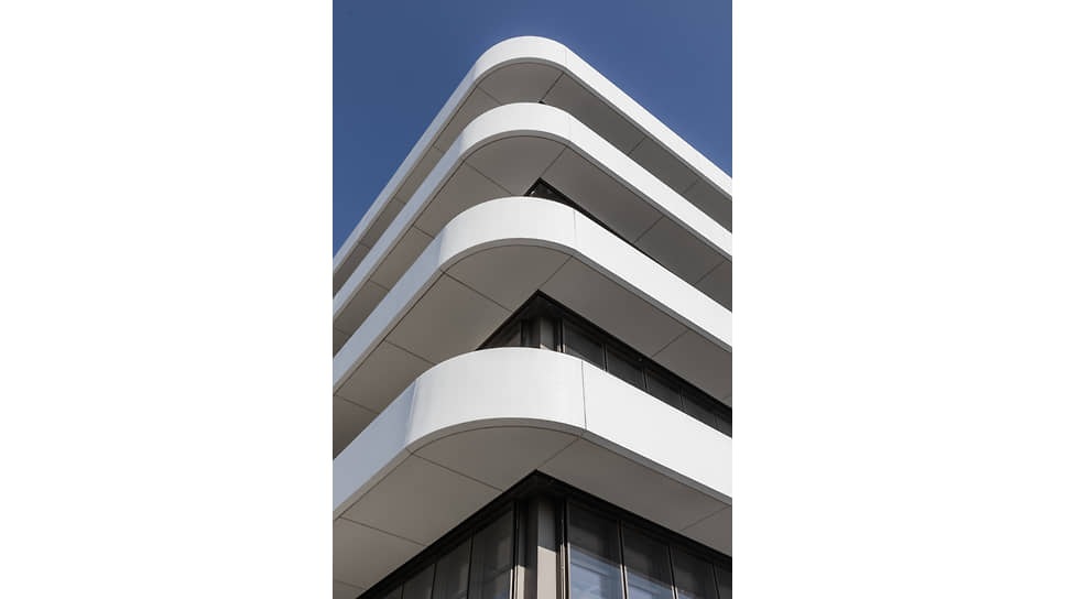 На десяти этажах нового здания разместились производственные, дизайнерские и исследовательские подразделения мануфактуры Patek Philippe