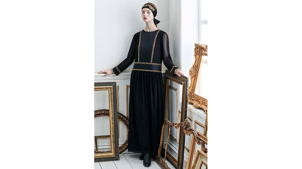 Модель в платье из коллекции Max Mara Resort 2021, посвященной России. Презентация коллекции должна была пройти в мае в Юсуповском дворце Санкт-Петербурга, но не состоялась из-за закрытия границ