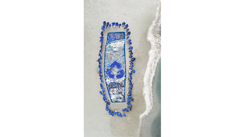 Сбор океанического пластика, который был использован для производства упаковки шампуня Head &amp; Shoulders, на берегах Атлантики в 2019 году