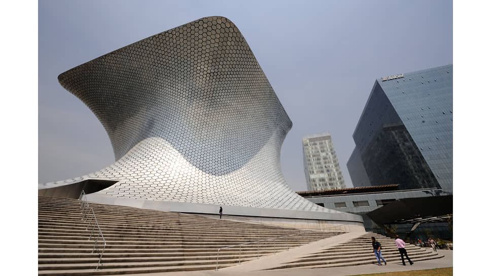 Новое здание музея «Соумайя», в котором выставлена коллекция произведений искусства Карлоса Слима, открылось в 2011 году. Стоимость строительства составила $70 млн, что примерно в 10 раз меньше стоимости экспонатов