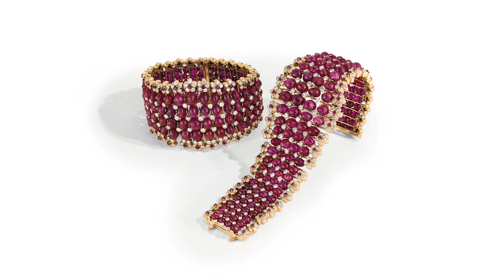 Лот 316 аукциона Magnificent Jewels (Женева). Пара браслетов с бирманскими рубинами и бриллиантами, Verger Freres. Ранее принадлежали Сите Деви, махарани Бароды. Эстимейт 480–650 тыс. швейцарских франков