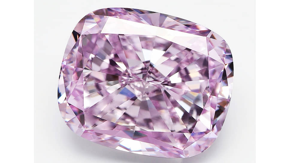 Бриллиант, 6,21 карата, огранка «кушон», цвет Fancy Intense Pink Purple, огранен из алмаза массой 20,18 карата, добытого в месторождении Эбелях (прииск «Маят») в 2017 году