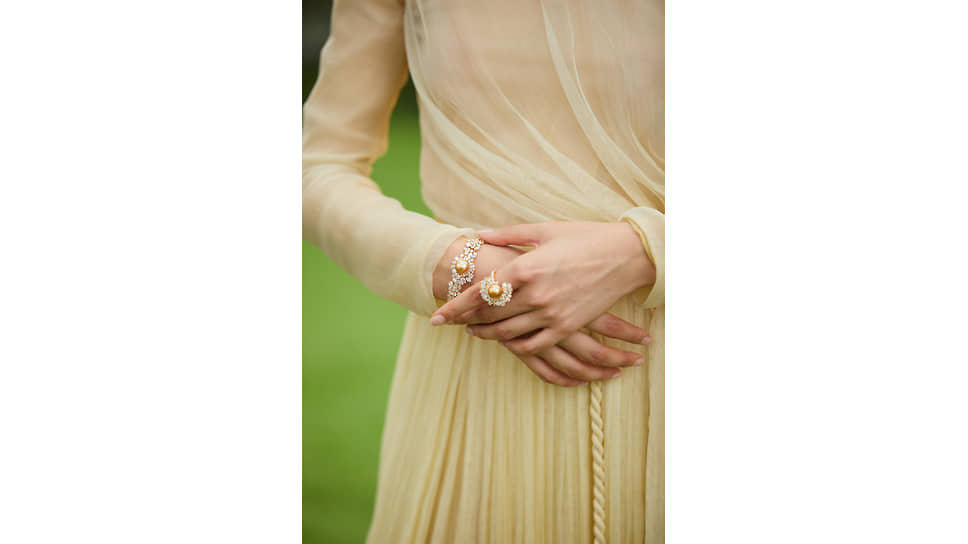 На модели: кольцо и браслет Tie & Dior, желтое золото, жемчуг, бриллианты