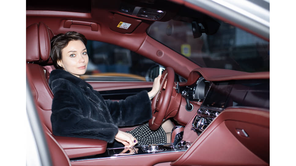 Журналистка Евгения Милова в  автомобиле Bentley Flying Spur