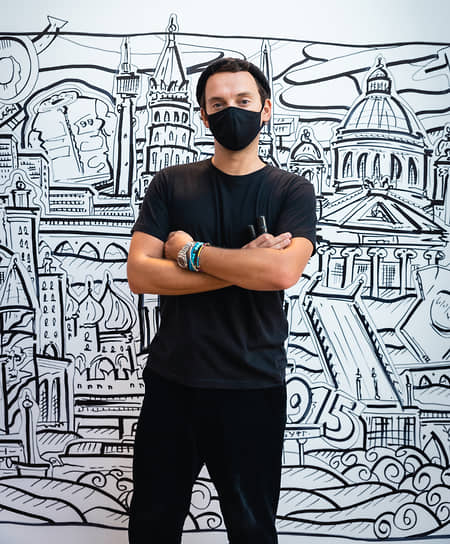 Художник Макса Гошко-Данькова во время работы в бутике японского бренда Uniqlo 