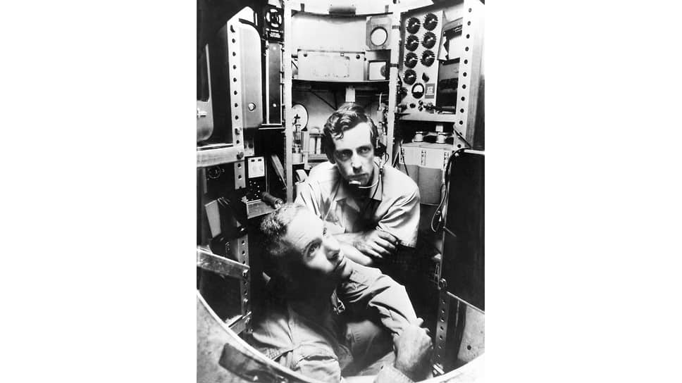Дон Уэлш и Жак Пикар на борту батискафа «Триест» в 1960 году