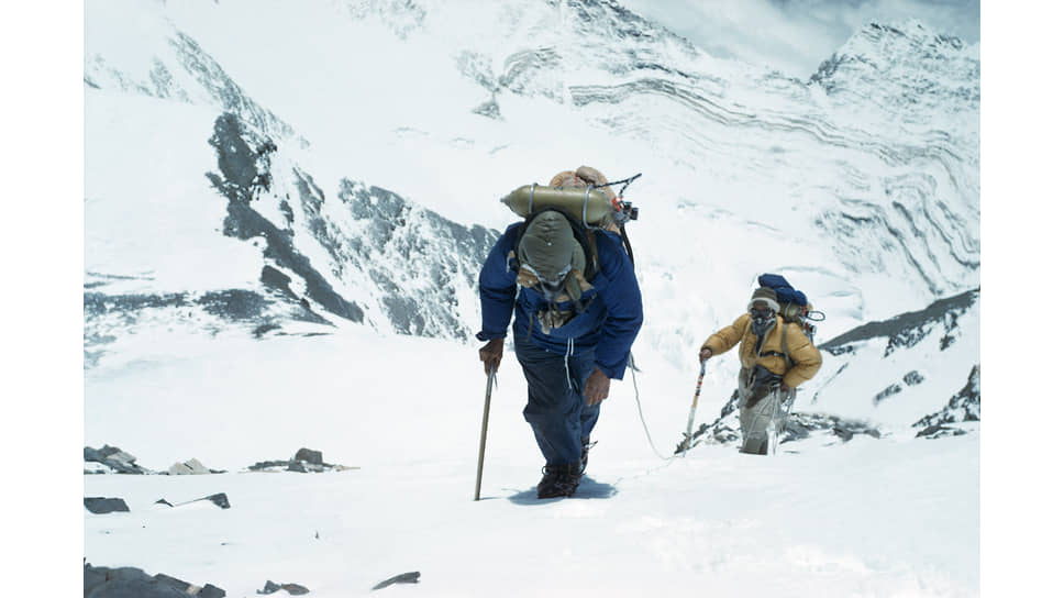 Новозеландец Эдмунд Хиллари и непалец Тенцинг Норгей штурмуют Эверест в 1953 году
