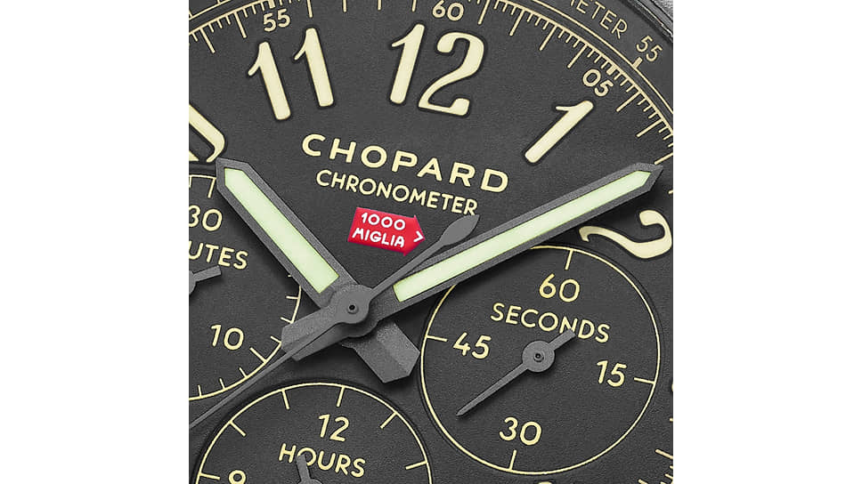 На циферблате хронографа Chopard Mille Miglia 2020 Race Edition есть логотип гонки в виде красного знака-указателя, вроде тех, что были расставлены вдоль трассы