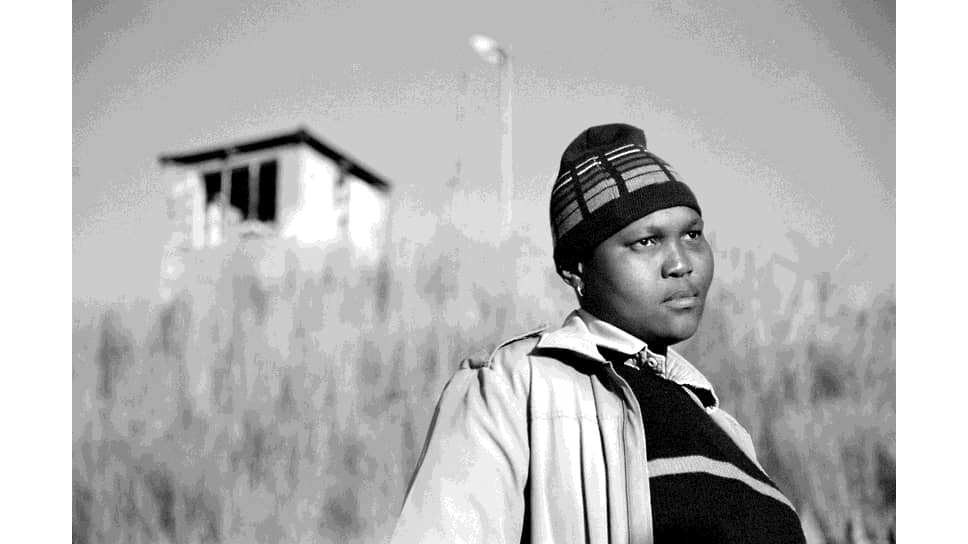 Busi Sigasa, Braamfontein, Johannesburg, 2006 год. Серия Faces and Phases началась в 2006 году с портрета Буси Сигасы. Она была поэтом, активистом и другом Занеле. Незадолго до участия в фотосъемке Сигаса пережила изнасилование и умерла через восемь месяцев после этого, в возрасте 25 лет. Столкнувшись с реальностью утраты и боли, Мухоли начал(а) многолетнее документальное путешествие, снимая черно-белые портреты в основном черных лесбиянок и транс-мужчин вокруг них. Faces and Phases стала одновременно сугубо личной и глубоко политической серией — она выражает акт поиска, сопротивления, нарушения границ репрессивных расовых, сексуальных, классовых и гендерных структур власти
