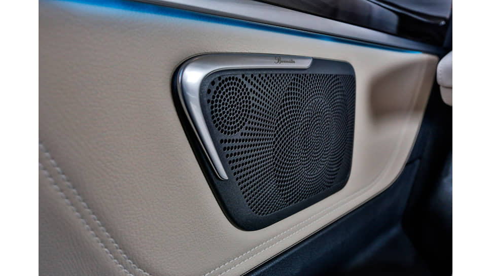 В автомобиле также установлена акустическая система объемного звучания Burmester — 15 мощных динамиков, которые дают возможность наслаждаться любимой музыкой