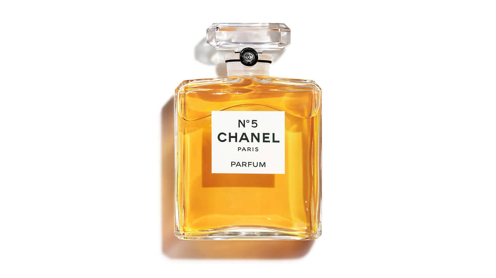 Марион Котийяр, новое лицо аромата Chanel №5, как-то призналась, что первый флакон духов Chanel ей подарила бабушка