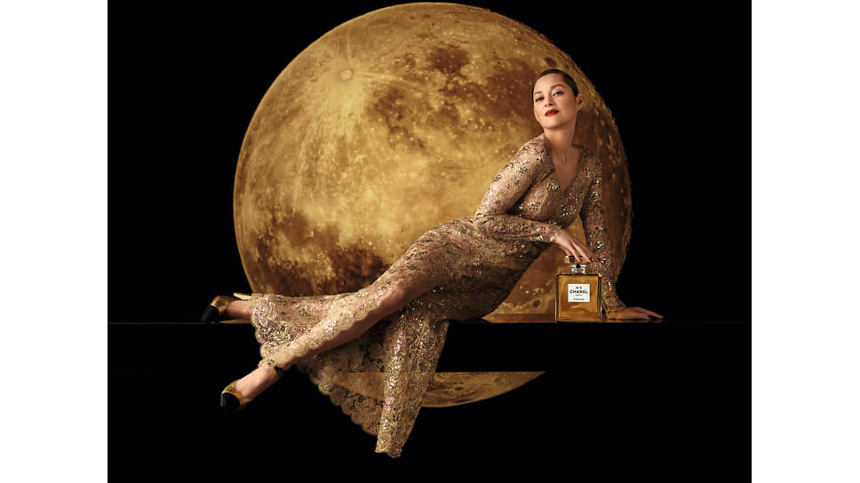 Фото из рекламной кампании Аромата Chanel №5 с актрисой Марион Котийяр 