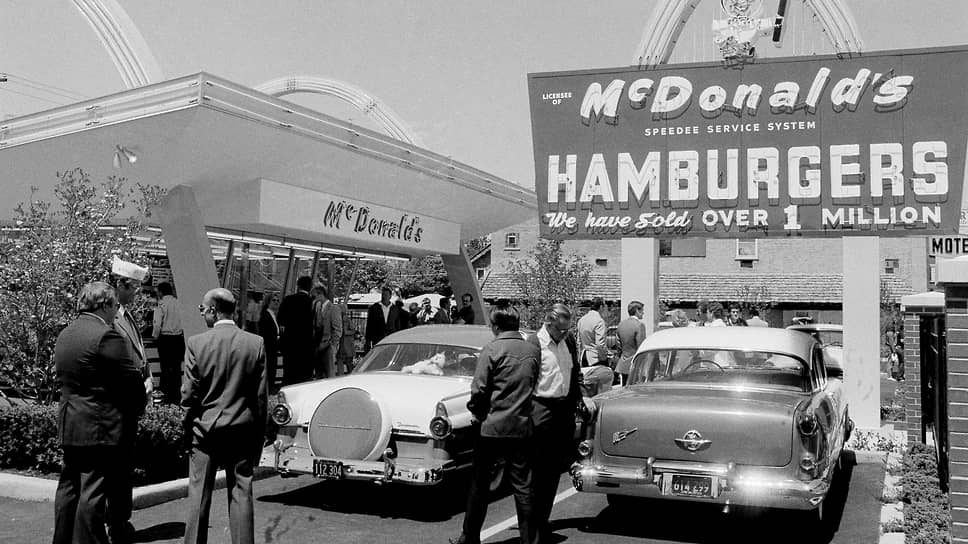 Музей McDonald’s был открыт на месте первого ресторана Крока к 30-летию сети. Автомобили на стоянке — экспонаты