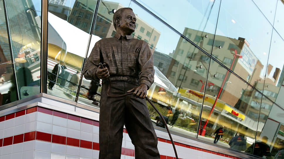 Через 21 год после смерти, через 50 лет после открытия своего первого ресторана Рей Крок вернулся в свою компанию в виде бронзовой статуи