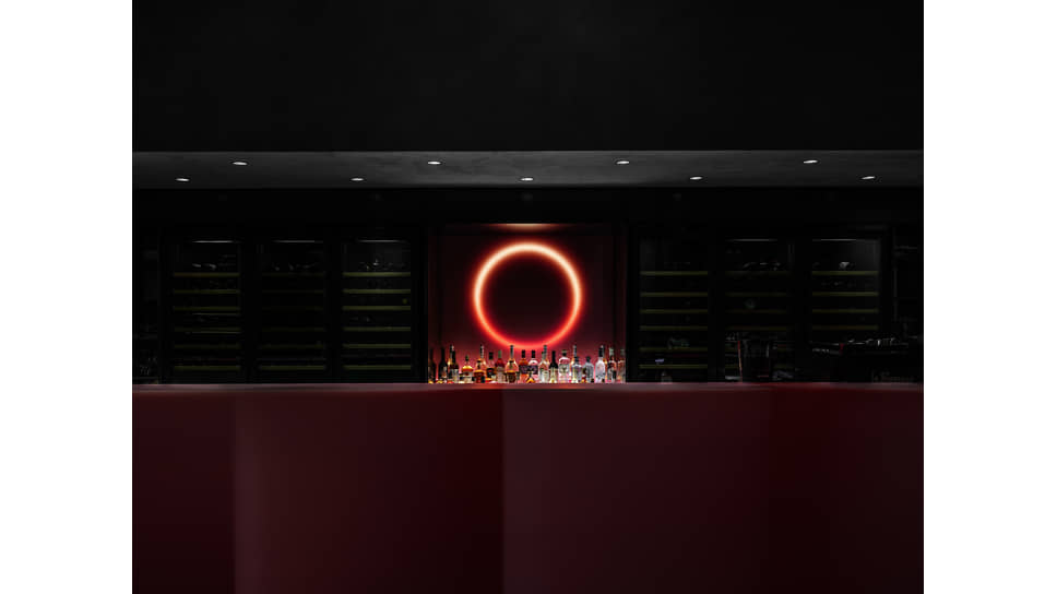  Барная стойка по дизайну Сабин Марселиз дополнена светящейся неоновой инсталляцией Dawn Light
