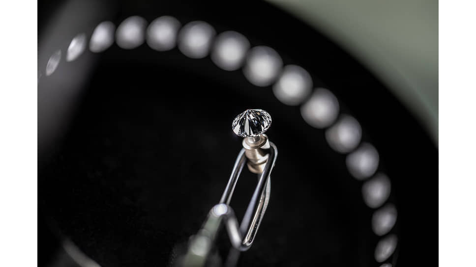 С этого года компания Tiffany &amp; Co. предоставляет полный провенанс всех своих бриллиантов выше 0,18 карата, то есть отслеживает их путь от шахты до бутика