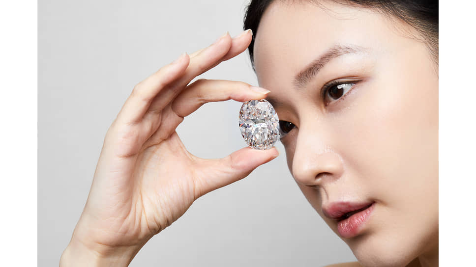 Безупречный бриллиант (102,39 карата) был продан на онлайн-аукционе Sotheby’s в Гонконге 5 октября 2020 года за $15 685 752
