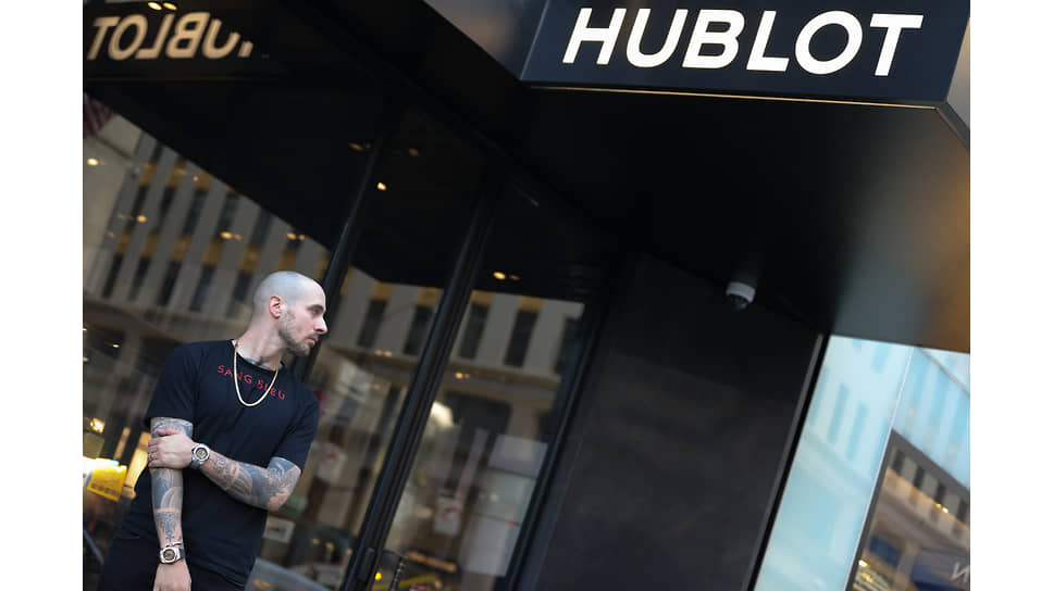 Максим Плесчиа-Буши возле бутика Hublot в Нью-Йорке в часах Hublot Big Bang Unico Sang Bleu
