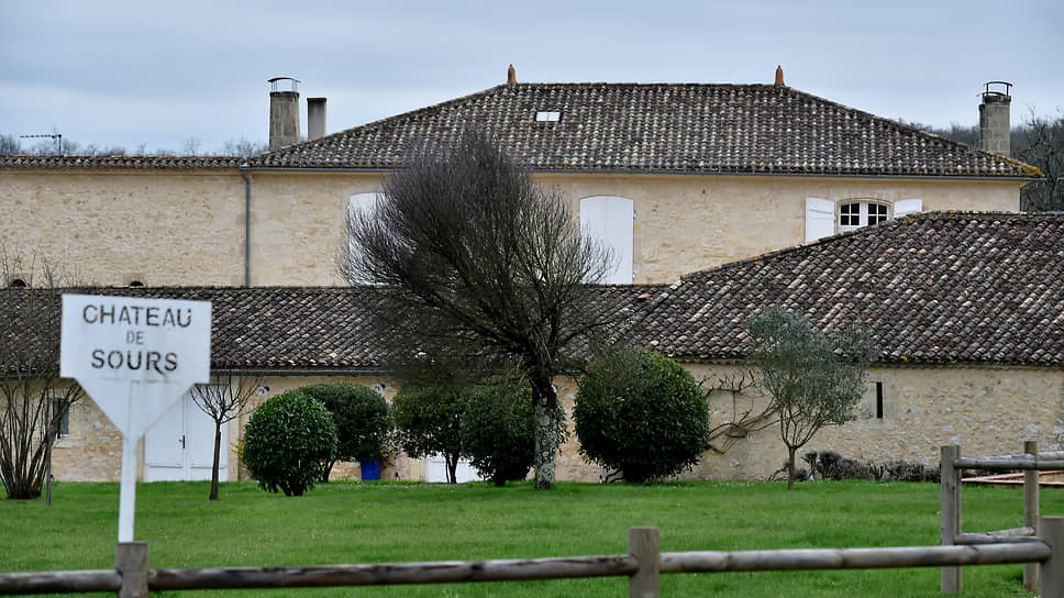 
В 2016 году Джек Ма купил виноградник в Бордо — Chateau de Sours. Сейчас там проводятся масштабные работы по постройке новых винных погребов и винзавода, так что попробовать красное, розовое или белое вино с этого виноградника, произведенное после 2016 года, пока нельзя
