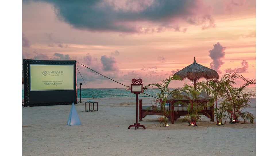 Кинотеатр на пляже отеля Emerald Maldives Resort &amp; Spa на Мальдивах