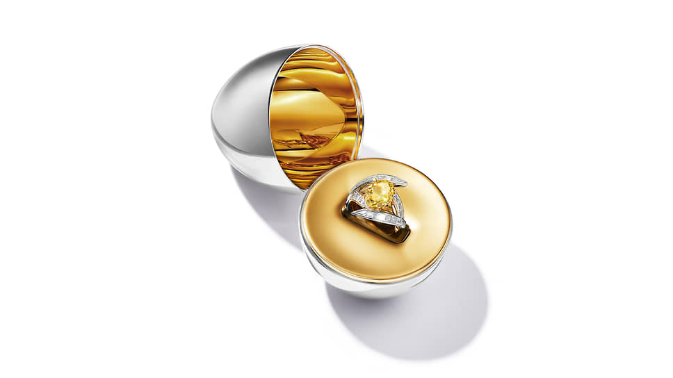 Кольцо Egg, желтое золото, платина, желтый и бесцветные бриллианты; шкатулка, серебро, желтое золото
