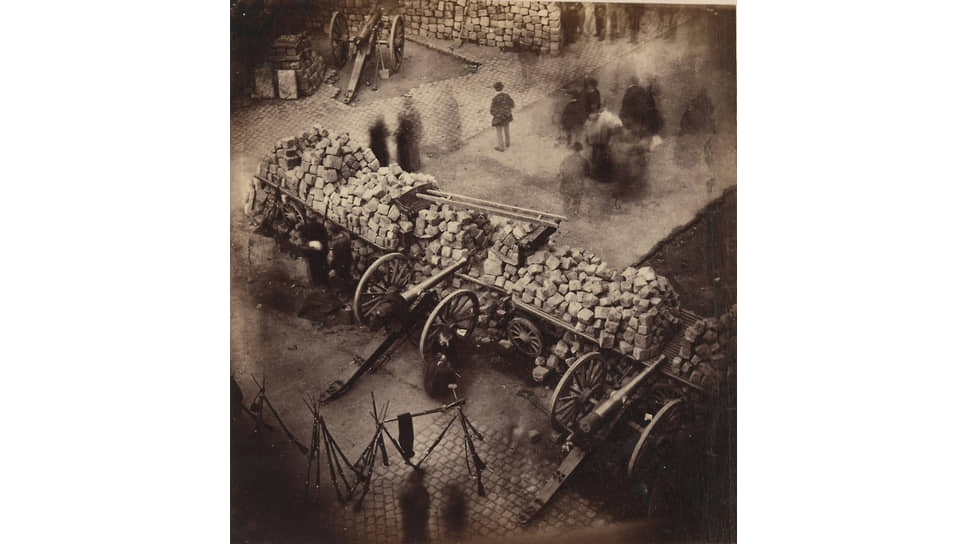 При подходе армии версальцев к Парижу на улицах города было сооружено около 900 баррикад