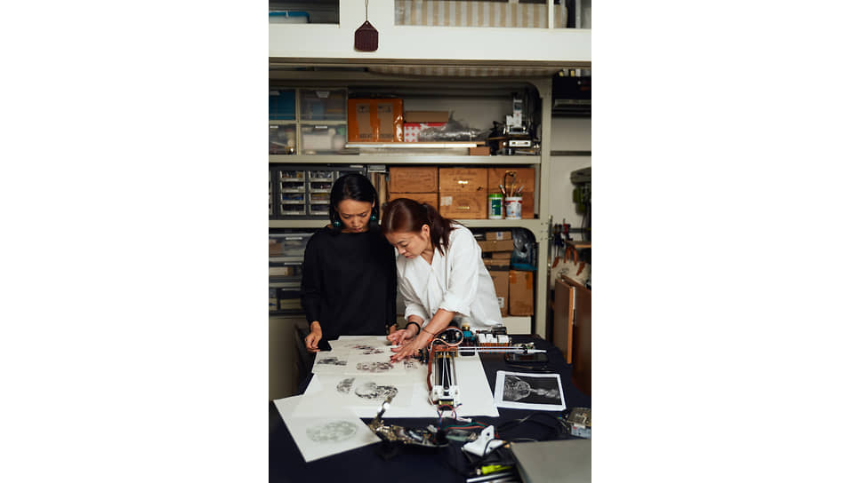 Фиби Хуэй с куратором Ин Кхуок в процессе работы над «Луной»