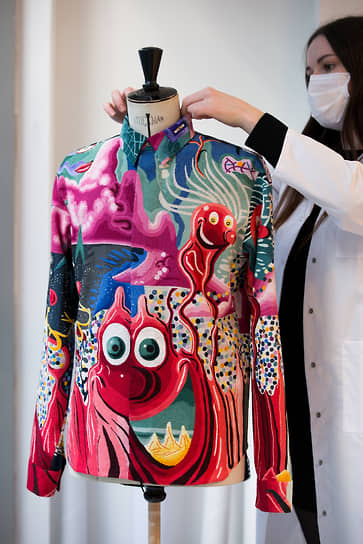 Одежда из новой коллекции  Dior, созданной совместно с художником  Кенни Шарфом