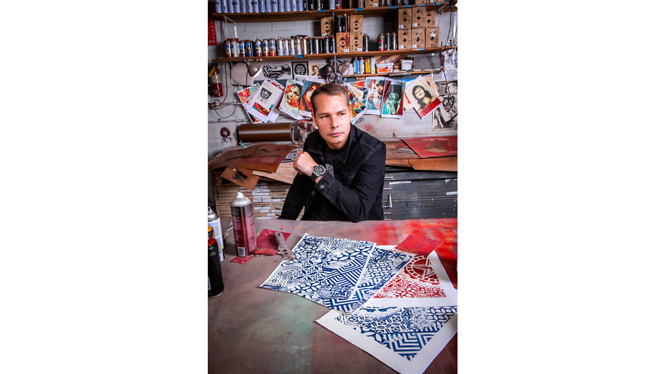 Уличный художник, графический дизайнер и иллюстратор Шепард Фейри в своей мастерской