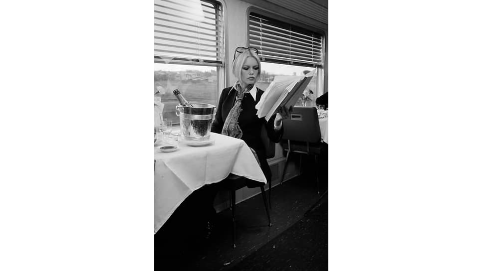 На фото: актриса Брижит Бардо на съемках фильма Жана Ореля «Женщины» в вагоне поезда «Мистраль», 1969 год